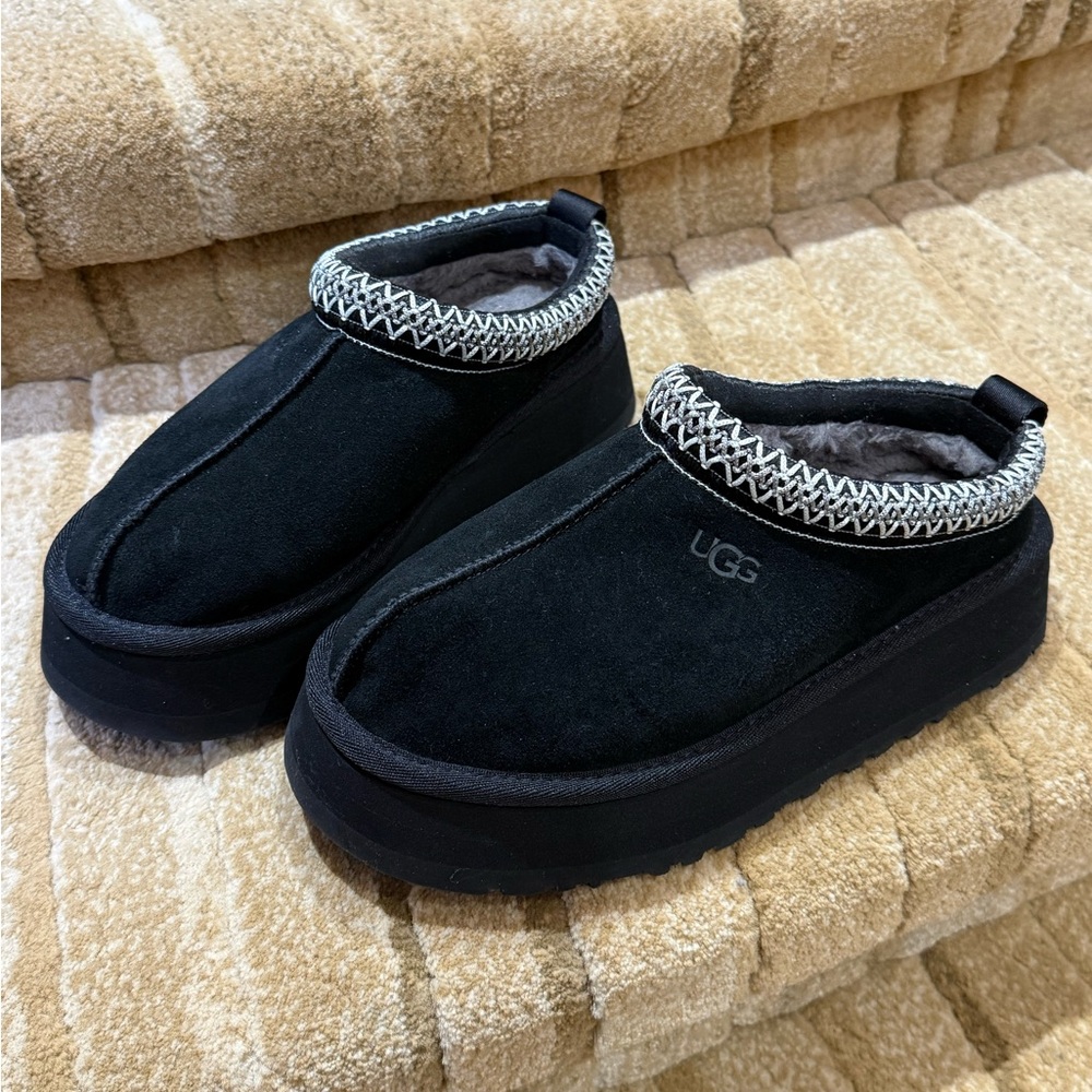 UGG Black Slippers with Textured Design
New without box
Non-smoking home